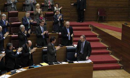 Los diputados populares aplauden a Alberto Fabra el mi&eacute;rcoles en las Cortes valencianas.