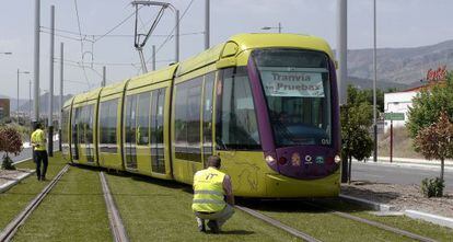 Operarios hacen pruebas al tranv&iacute;a de Ja&eacute;n.