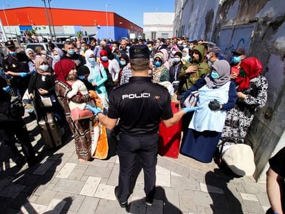 Un grupo de marroquíes esperan para poder pasar a Marruecos a través de la frontera de Melilla, el pasado mayo.