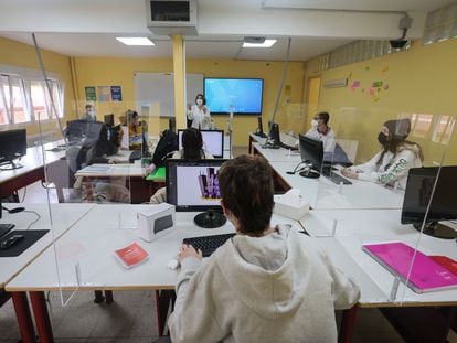 Alumnos y profesores en aulas del IES Puerta Bonita, en el distrito madrileño de Carabanchel, en sus especialidades de audiovisual y diseño gráfico durante la pandemia.