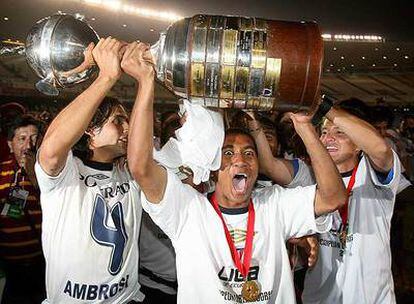 Jugadores de la Liga Deportiva Universitaria de Quito levantan el trofeo de la Copa Libertadores.