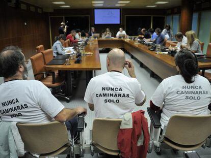 Comparecencia de representantes de Stop Desahucios en el Parlamento.