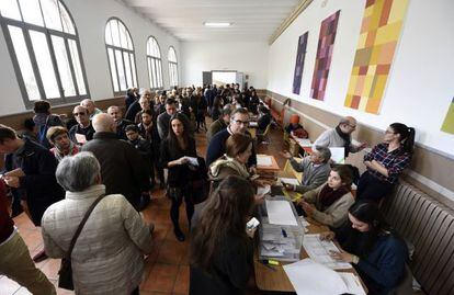 Votantes en un colegio electoral de Madrid.