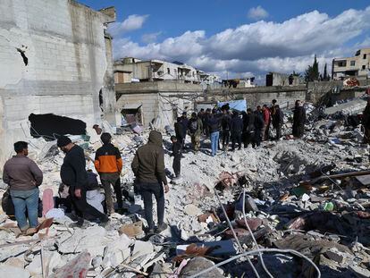 Varias personas buscan entre los escombros de los edificios de la ciudad de Janderis, en la provincia siria de Alepo, el martes 7 de febrero de 2023.