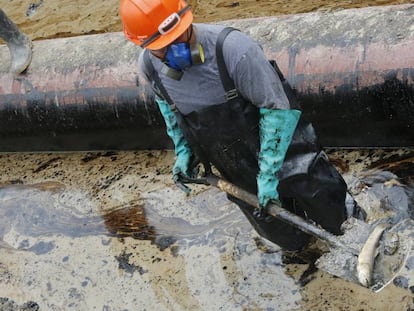 Trabajadores contratados por Petroper&uacute; en la limpieza del derrame de Monterrico del pasado 24 de septiembre. 