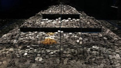 Unas 30.000 monedas de plata, además de algunas de oro, restauradas para una exposición en Madrid en 2014. Son solo una parte de las 500.000 que la empresa de arqueología submarina Odyssey expolió de la fragata 'Mercedes'.