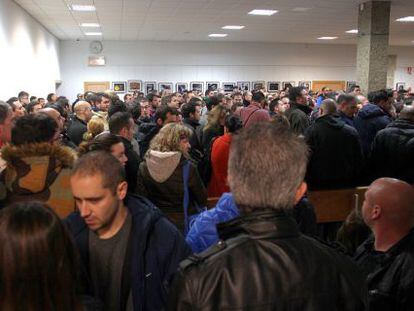 Decenas de personas, el pasado s&aacute;bado, a la espera de realizar las pruebas de conductor de Metro.