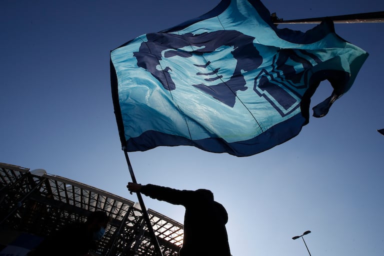 Un aficionado ondea una bandera de Maradona en los aledaños del San Paolo de Nápoles.