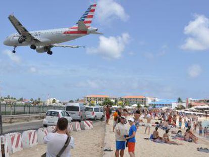 El accidente ocurrió en el límite del aeropuerto de Sint Maarten, en el que los aviones operan a solo 25 metros sobre una playa