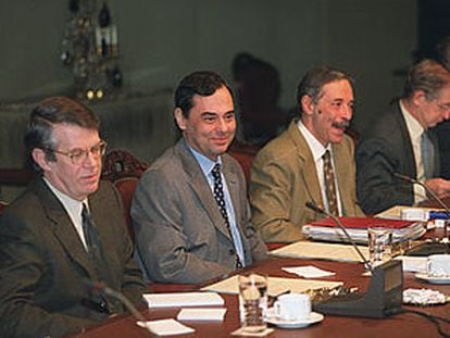 Gonzalo Gil (izquierda) y Jaime Caruana, a su lado, en una reunión en el Banco de España.