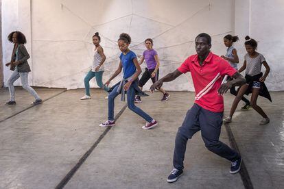 El equipo del centro en Saint Louis (Senegal) trabaja como mediador en intercambios de bailarines senegaleses con jóvenes de otros países sobre la danza contemporánea urbana. También tiene convenios con tres escuelas del barrio para que los estudiantes participen en las actividades de manera gratuita.