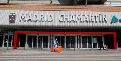 Viajeros llegan a la estación de Chamartín en Madrid.