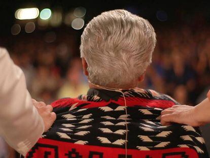 La cantante Chavela Vargas, de espaldas.