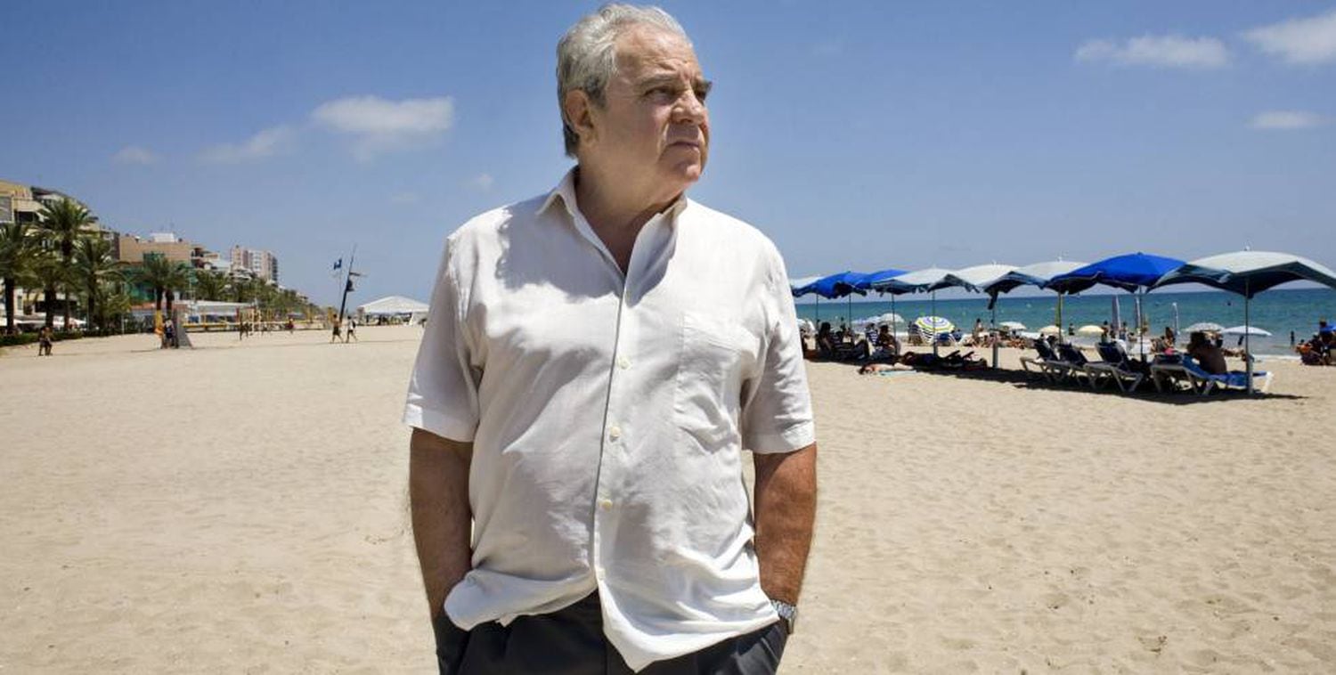 El escritor Juan Marsé, en la playa de Calafell (Tarragona).