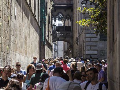 Riuada de turistes pel casc antic de Barcelona.