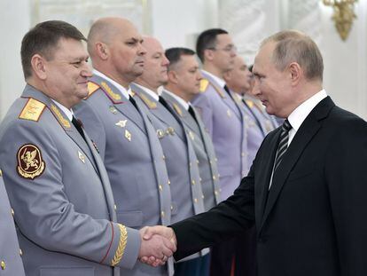 El presidente ruso, Vladímir Putin, saluda al nuevo jefe de logística del ejército ruso, Alexéi Kuzmenkov, en una fotografía distribuida por el Kremlin.