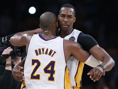 Kobe Bryant y Howard se felicitan tras una jugada.