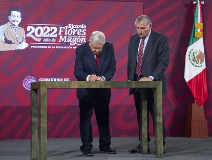 López Obrador con el secretario de Gobernación, Adán Augusto López, durante la firma del decreto.