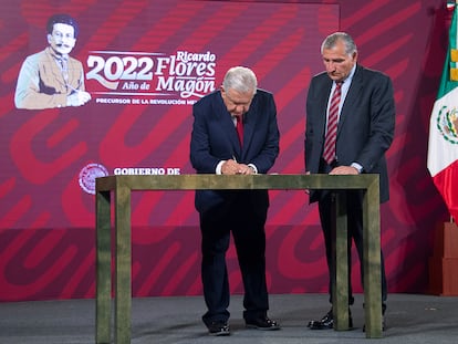 López Obrador con el secretario de Gobernación, Adán Augusto López, durante la firma del decreto.