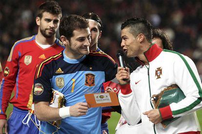 Los capitanes de la selección española y la portuguesa, Casillas y Cristiano Ronaldo, durante los discursos de promoción de la candidatura ibérica en los prolegómenos del amistoso disputado el miércoles en Lisboa.