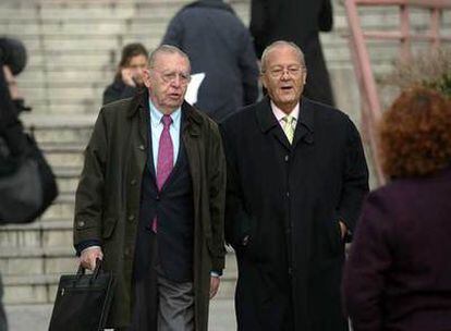 Luis María Huete (a la izquierda) y Simón Viñals, a la salida de la Audiencia Provincial.