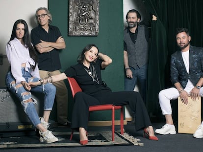 De izquierda a derecha, La Mala Rodríguez, David Trueba, Luz Casal, Javier Limón y Miguel Poveda, fotografiados en el estudio madrileño del productor.