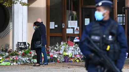 Escuela de Conflans-Sainte-Honorine, en la que enseñaba el profesor asesinado, este lunes.