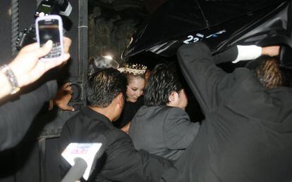 Edith González llega a su boda en Ciudad de México, en 2010.