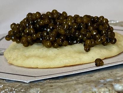Blinis de pescadilla con mahonesa y caviar.  (Menú 2020) J.C. CAPEL