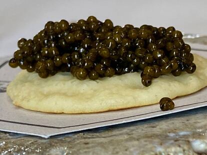 Blinis de pescadilla con mahonesa y caviar.  (Menú 2020) J.C. CAPEL