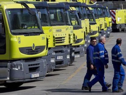 Trabajadores de Limasa, en la sede de la empresa en M&aacute;laga. 