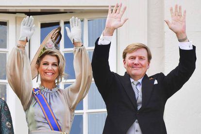 La reina Máxima y el rey Guillermo de Holanda saludan desde el Palacio Noordeinde.