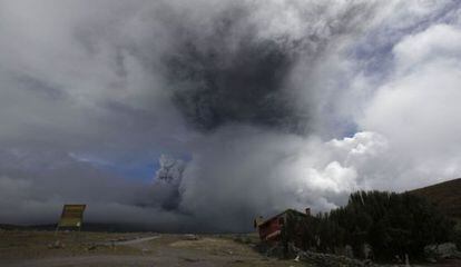 El volcán Cotopaxi arroja cenizas y humo.
