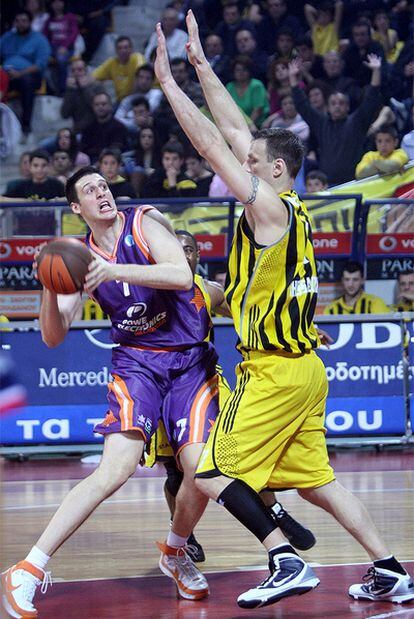 Kosta Perovic, del Power Valencia, ante Andy Betts del Aris BSA 2003.