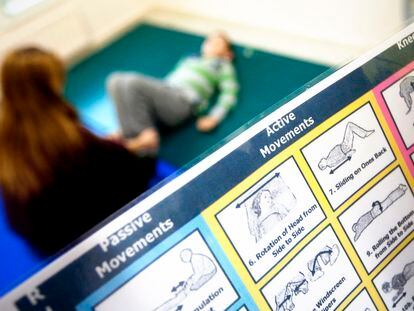 Una monitora realiza ejercicios con una monitora para tratar su dislexia en un colegio de Madrid.