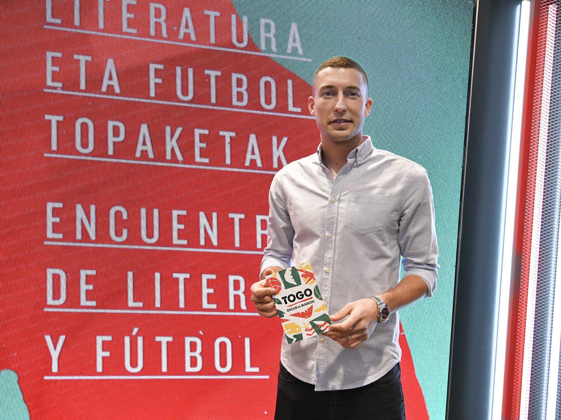 El futbolista del Athletic Club Óscar de Marcos durante la presentación de su libro 'Togo' en 2019.