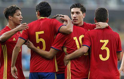 Los jugadores de España celebran el gol de Denis Suárez.