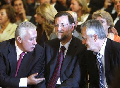 Javier Arenas, Mariano Rajoy y José Antonio Griñán, durante la investidura del alcalde de Sevilla el pasado mes de junio.