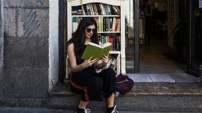 Una lectora en la Libreria Cervantes, en la calle del Pez de Madrid, durante la Noche de los Libros de 2018