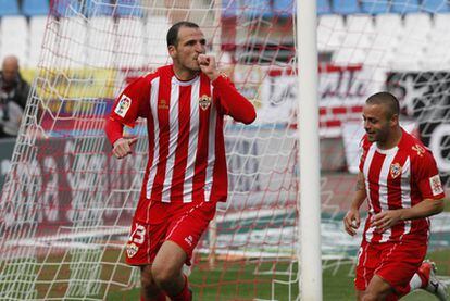 Fernando Soriano celebra un gol con el Almería.