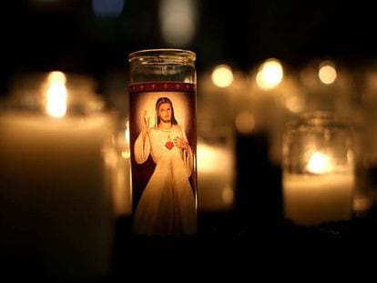 Una vela con la imagen de Jesús dentro de una iglesia católica de San Francisco, California.