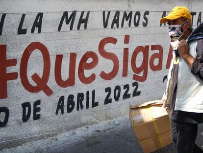 Una barda con propaganda sobre la consulta de revocación de mandato en México.