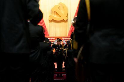 La banda militar ensaya en el interior del Palacio del Pueblo durante la ceremonia de apertura, el 18 de octubre de 2017.