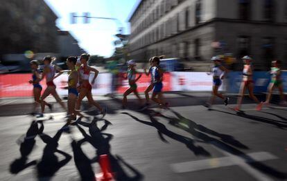 Un grupo de atletas compite durante la final de los 35 kilómetros marcha en los Campeonatos Europeos de Múnich.
