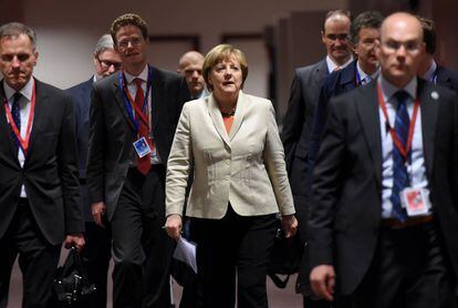 La canciller Merkel se dirige a una rueda de prensa tras la una reunión de emergencia de los líderes europeos para debatir la crisis de los emigrantes en Bruselas, en abril de 2015.