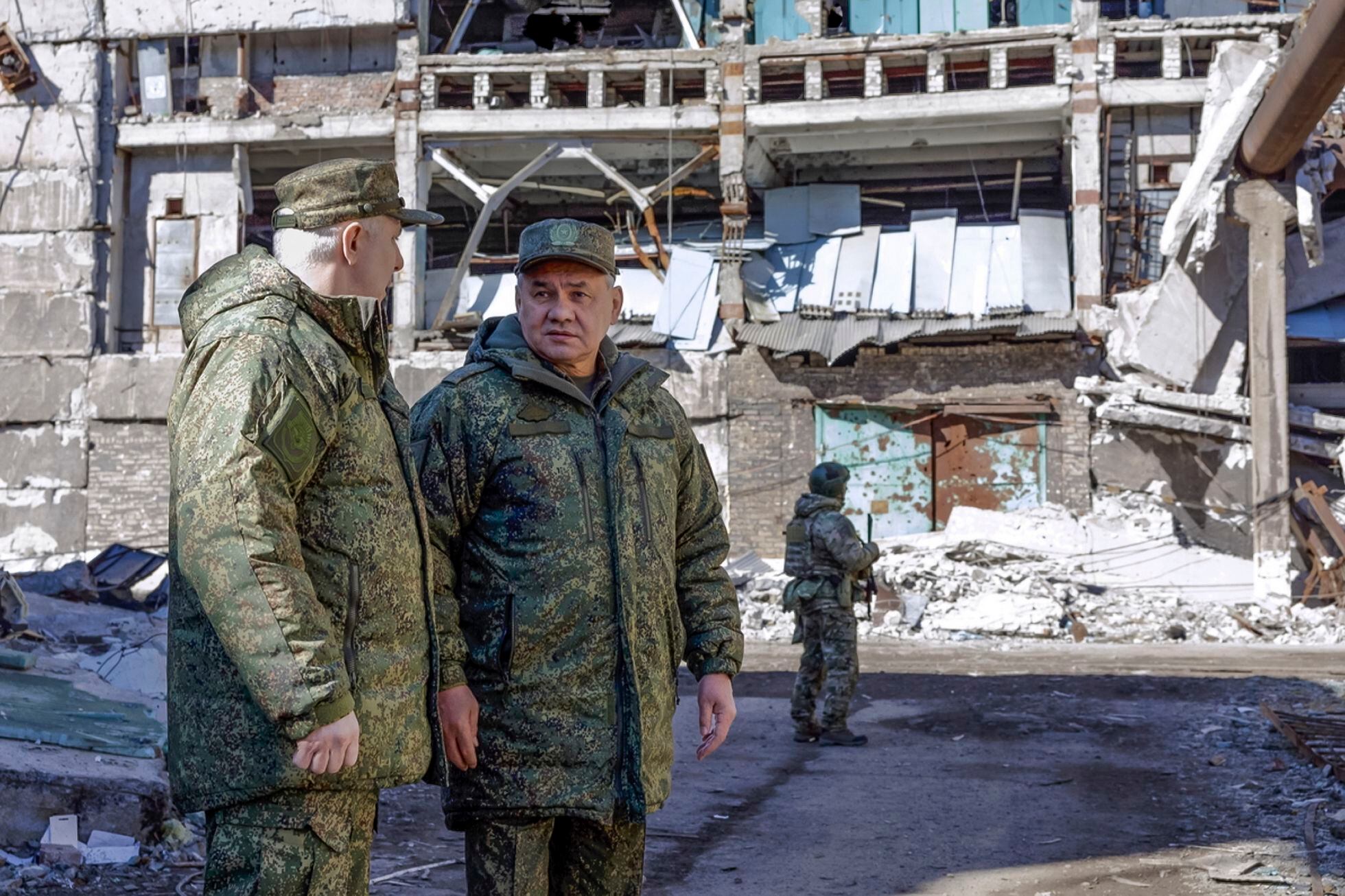 El ministro ruso de Defensa, Sergei Shoigu, en un lugar no revelado de Ucrania en una imagen difundida por el ministerio de Defensa ruso. 