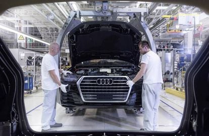 Empleados de Audi ensamblando un Audi Q7 en la planta de Brastislava