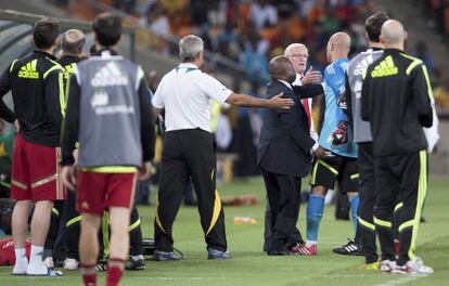 El banquillo sudafricano protesta el cambio de Reina.