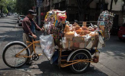 Un hombre vende aperitivos y comida envasada en Ciudad de México.