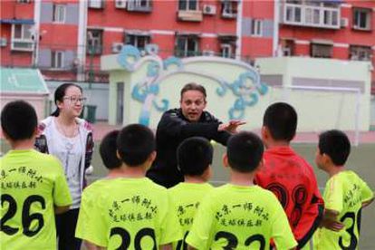 Jongkind imparte una lección a los jóvenes de Beijing.